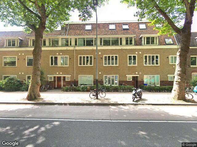 Modern appartement woonkamer in Amsterdam met neutrale kleuren, beige bank en minimalistische inrichting